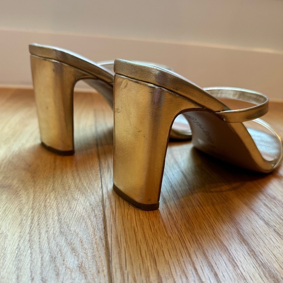 Gold heels size 8 - Picture 3 of 4
